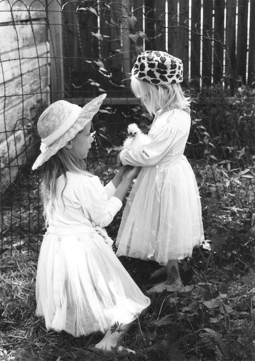 Zora, the girls' friend Eva, and Zelda.