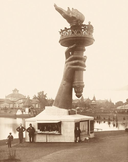 statue-of-liberty-arm-1876-phildadelphis-centennial-exposition-2