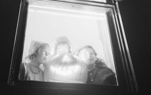 Halloween._Pauline_and_Barbara_and_Dorothy_Luck_1940Conrad-Poirier-via-Wikimedia-Commons
