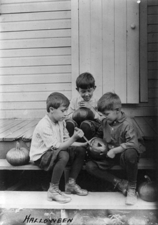 Halloween_pumpkin_carvers_1917-2Three-boys-on-porch-steps-cutting-faces-in-pumpkins-Library-of-Congress