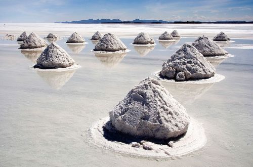 Piles_of_Salt_Salar_de_Uyuni_Bolivia_Luca_Galuzzi_2006_By Luca Galuzzi (Lucag), edit by Trialsanderrors , via Wikimedia Commons