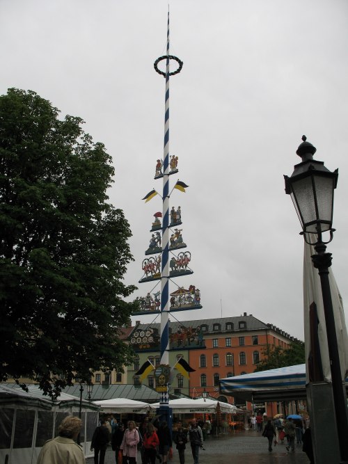 2351_-_München_-_Maibaum Maypole in Munich, by Andrew Bossi via Wikimedia Commons