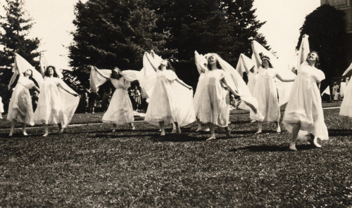 Women_dancing_with_veils_at_the_May_Day_Pageant_(4203250611)WC